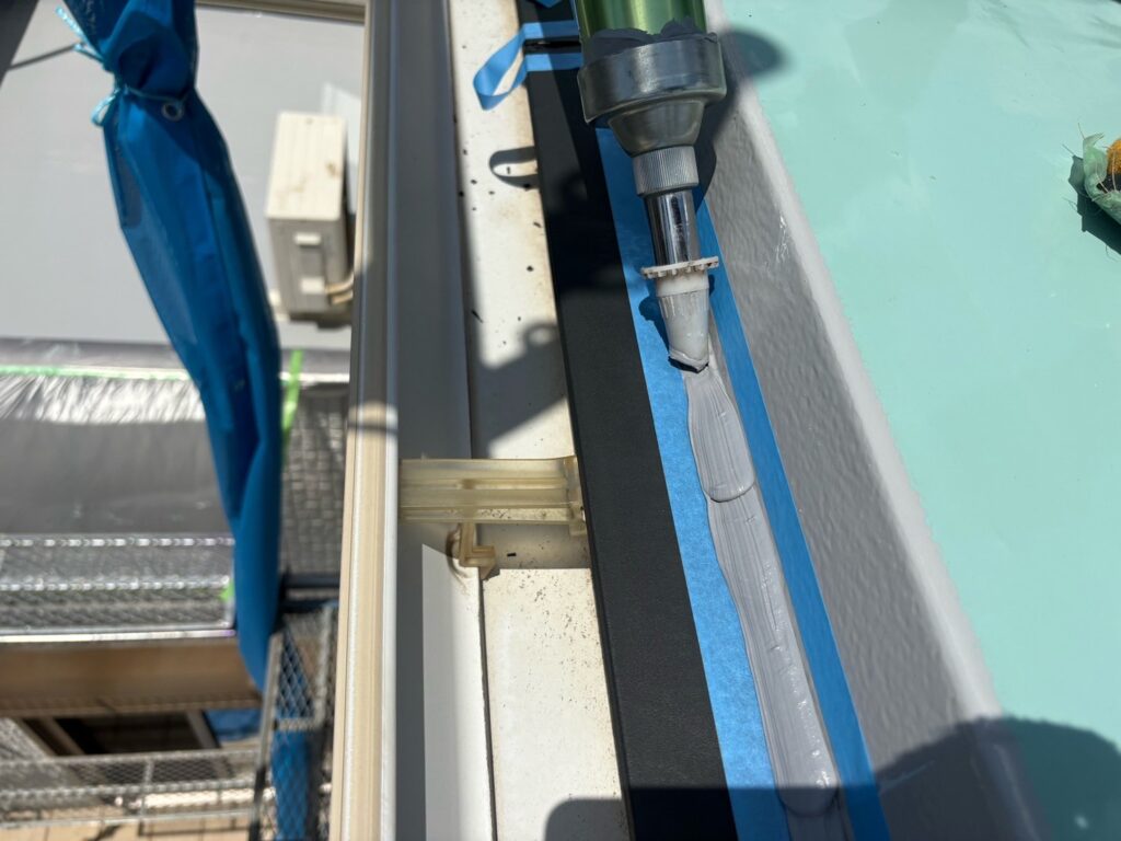 取り合い部：コーキング打ち込み